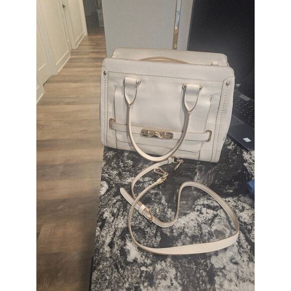 Coach Swagger - Picture 16 of 16